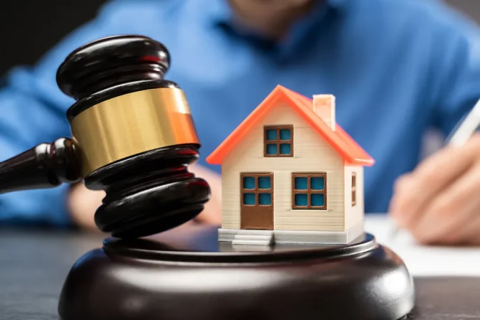 How Real Estate Law Handles Boundary Disputes Between Neighbors