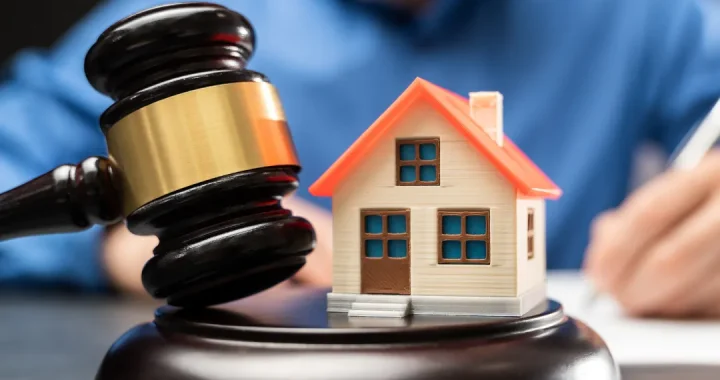 How Real Estate Law Handles Boundary Disputes Between Neighbors